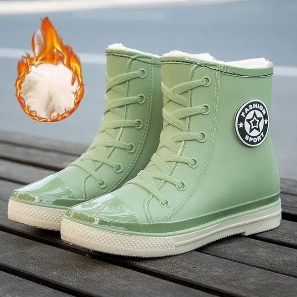 Botas de lluvia de media pantorrilla de diseñador, zapatos impermeables verdes para mujer para el día lluvioso, zapatos de lluvia de goma de piel rosa para mujer, chanclas 231229