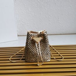 Diseñador mini bolso de cubo de satén con cristales sintéticos sintéticos bolsos de silueta suave triángulo de metal esmaltado en el mismo color decorar la bolsa con joyas