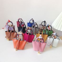 Designer-Mini-Gemüsekorb-Taschenanhänger PU-Leder-Auto-Schlüsselanhänger. Weiblicher kreativer Mini-Eimer-Taschenanhänger