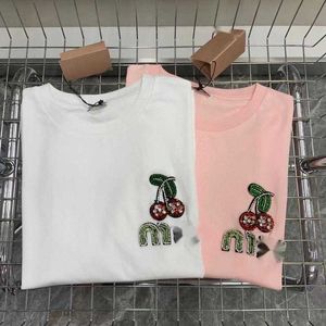 Designer Miu Family Cherry Bead Letter T-shirt met korte mouwen voor dames 2024 lente/zomer nieuwe kleine frisse veroudering effen kleur ronde hals top BK5P