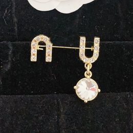Designer Miu Love Pearl Brooches Luxury Women Street Monogram Brooch Marque Vintage Style Tins Romantic Couple Gift Bijoux Broche 18K Ornement en or plaqué