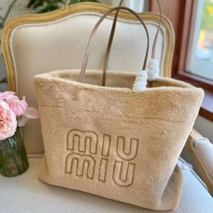 Designer Miui Miui Bag Miumius Winter Nieuwe boodschappentas met grote capaciteit Veelzijdige bontdraagtas Forens Leuke draagbare schoudertas