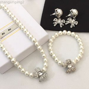 Diseñador Miui Miui Pendiente Miao Family's New 21 Bow Knot Pearl Necklace Pulsera de mujer con alta calidad y temperamento Estilo Ins Cadena de clavícula de diamante dulce