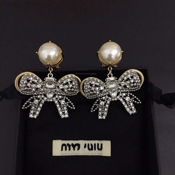 Designer Miui Miui Boucle d'oreille Miao's New Pearl Bow Boucles d'oreilles Flash Diamond Exagéré Mode Tempérament Pearl Bow Boucles d'oreilles