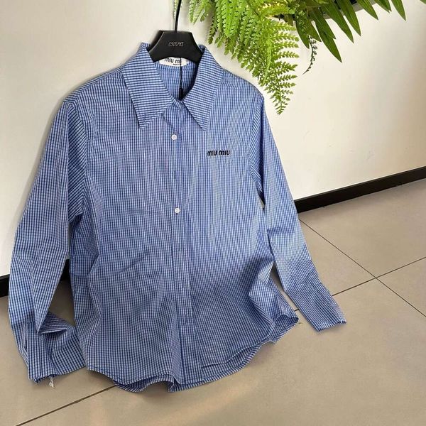 Designer MM Family 24SS Nouvelle chemise à carreaux bleu fin polyvalent avec le design de poignée de fourrure de fourrure à la mode simple