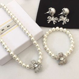 Designer Miuimiui Miao Familys Nouveau 21 Bow Knot Collier de perles Bracelet pour femme avec haute qualité et tempérament Ins Style Sweet Diamond Clavicule Chaîne