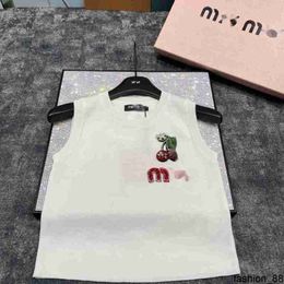 Diseñador Mm24 Principios de primavera Nueva moda Industria pesada Decoración de cerezas Minimalista Slim Fit Camiseta sin mangas de punto AD5Q