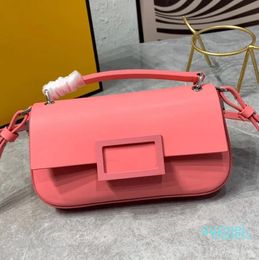 Diseñador-Bolso para teléfono móvil Bolsas de mensajero con solapa Bolso de cuero genuino liso Hebilla de hardware Correa de hombro ajustable Carta de moda Monedero de embrague