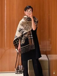 diseñador Monograma estampado de cachemira Europeo y americano Enrejado empalme chal de gama alta de corte abierto fen mujeres otoño / invierno bufanda capa bufandas chales
