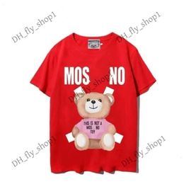 Designer Moscino Women Shirt Summer Luxury Brands Graphic Tee Cartoon Bear Cotton Coton Round Cou Round pour les loisirs extérieurs Moschin Hoodie Mens Womens Tops Moschinno 90