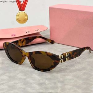 Designer Mu Women's Retro Cat Eye Round Round Men's High-Grader Metal Letter Sunglasses Fashion Outdoor Travel Goggles with Gift Box 678