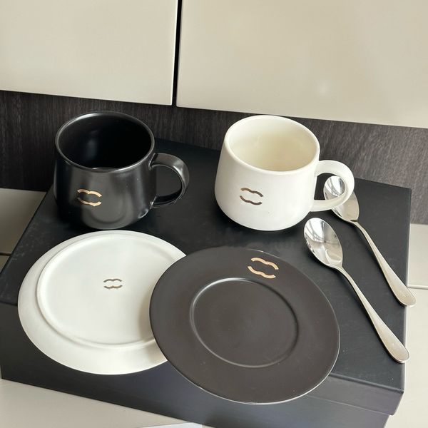 Ensemble de tasses de créateurs, noir et blanc, tasse à café décontractée, 2 tasses, 2 cuillères, 2 assiettes, lettre classique, logo, tasse d'eau en céramique, cadeau d'affaires, carte postale incluse