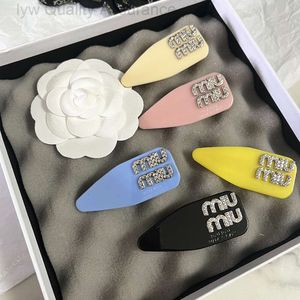 Ontwerper Mui Mui Hair Accessoire Nieuwe Acryl Candy Gekleurde driehoekige haarclip met Miao Family Letter Haaraccessoire aan de zijkant en pony aan de achterkant van de hoofdclip F F