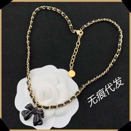 Collier de créateur Mui Mui Miao Jiaqius Collier en cuir avec nœud tridimensionnel avec un collier double couche simple et doux en laiton