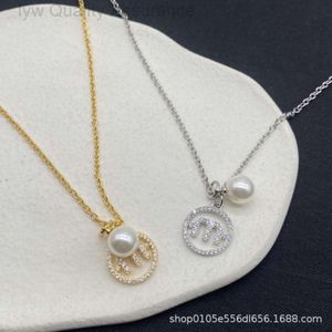 Collier Miumiu de créateur Miaos Nouveau pendentif en diamant avec lettre M avec collier de perles Chaîne de clavicule en or et en argent Chaîne de cou de niche Accessoire féminin