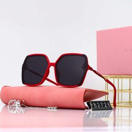Diseñador mui mui gafas de sol para mujeres y hombres Gafas de sol polarizadas para mujeres Conducción Fotografías callejeras para mujeres Gafas de sol TR Gafas de marea de metal fino con caja