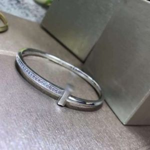 Charme de ongle de créateur Silver TiffanyJewelry Bracelet Femmes Précision High Quality Narrow Edition TiffanyJewelry Bracelet Smooth Half Diamond Word 379