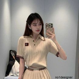 Designer Nanyou Haut de gamme Vêtements pour femmes Miu Famille Qianjin Academy Style Contraste Couleur Col Flip Pit Stripe Laine À Manches Courtes POLI Chemise Tricotée Pour Femmes 81OX