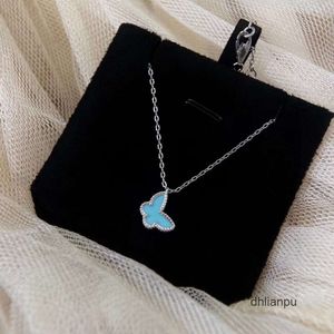 Le collier de créateur 2024 Butterfly turquoise est délicat et super mignon et sa forme est aussi éternelle qu'un trèfle à quatre feuilles. Bijoux classiques.