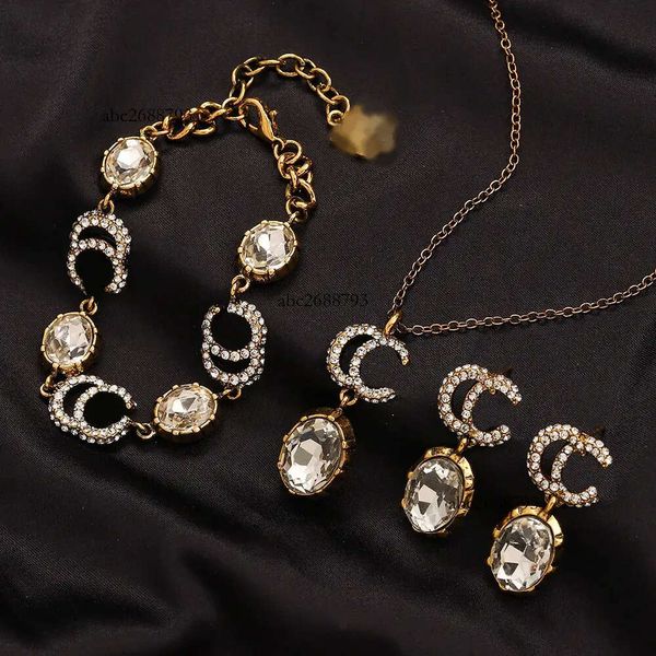 Collier de créateurs Bracelet Boucle d'oreille Ensemble de bijoux Vintage Or Logo romantique Noir Rouge Blanc Cristal Diamant Mode Couple Cadeau