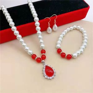 Collier de créateur Bracelet Boucle d'oreille Femmes Femmes Perle et Collier de pierre précieuse offrant à la mère un cadeau de la Saint-Valentin