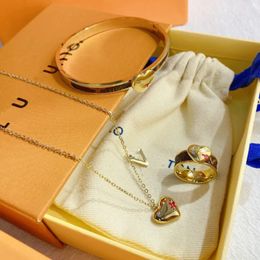 Conjunto de pulseras de collar de diseñador 18 Anillo chapado en oro Monograma romántico Pulsera de corazón de cuero Anillo con logotipo de moda Anillo de regalo de pareja familiar de varios tamaños Y23291