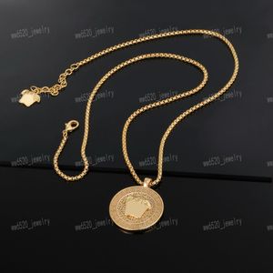 Designer ketting, Messing materiaal, Klassiek mythologisch gesneden portret, In elkaar grijpende textuur, Ronde hanger ketting, Hoge kwaliteit, Mode, persoonlijkheid, Sieraden,