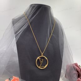 Collana di design, collana con ciondolo classico con alfabeto romano a cerchio rotondo, gioielli firmati, regali di alta qualità