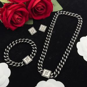 Collier de créateur Boucles d'oreilles Bracelet Men Lady Femmes Silver Metal Hardware Gled Enamel F Initials Lettre de chaîne épaisse bijoux de bijoux Hiphop Rock Punk Accessoires