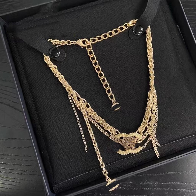 Designer -Halskette für Frauen plattierte goldene Halskette Perlenketten Halskette Einfacher Buchstaben Halsketten Designer Grüne Diamanten Anhänger Schmuckzubehör Zh013