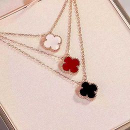 Collier de créateur pour femmes bijoux haut de gamme incolores et polyvalents avec un cadeau de port double édition en trèfle pour petite amie et meilleur ami