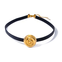 Collar de diseñador para mujeres Luz retro Luxury 18k Gold Stacting Steel Inxid Hammer Patrón de espiral Círculo de cuero personalizado Collar al por mayor