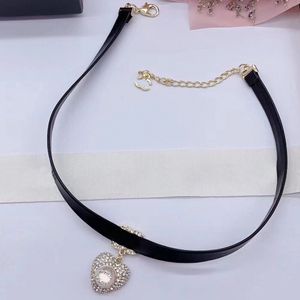 Collier de créateur Pendentif Coeur 18 carats Plaqué Or Titane Acier Marque Lettre Mode Hommes Femmes Lien Chaînes Ras Du Cou Cristal Perle Collier Bijoux Cadeau