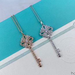 Collier de créateur Bijoux Or et Sier Victoria Key Pendentif Colliers pour Femmes Plein Diamants Mode Haut Niveau Déguisement Longue Chaîne