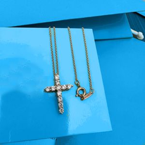 Collier de créateur Luxury Femmes Cross Diamond Jewelry Fashion Classic Never FaDing Ideal Charm Silvery Nice Anniversary Gift