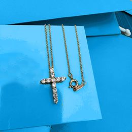 Collar de diseñador Collares de mujeres de lujo Collar de diamantes Cross Joyas de diseñador Fashion Classic Never Jewelry Jewelry ideal ADEMBRA PLATURO Nice Anniversary Gift