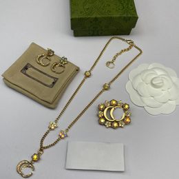 Collar de diseñador Juego de mujeres Cartas de la cadena colgante Pendientes del diseño del diseño del broche del diseño del broche del diseño del broche de oro de 18k con caja con caja