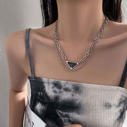 Collar de diseñador, collar de acero de titanio, lujo ligero para mujer, cadena de clavícula de nicho, collar de triángulo invertido