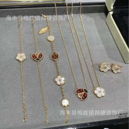 Collier de créateur VanCF Collier de luxe Diamant Agate Or 18 carats Collier de fleurs de prunier V Or Nouveau Blanc Fritillaria Quatre Feuilles Herbe Bracelet Coccinelle Live Bijoux Rouges