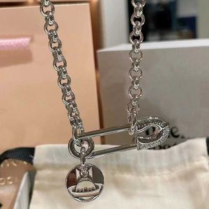 Designer ketting ViVi Luxe top Grote pin Dames Eenvoudig Uithollen Rond Label Saturnus Paperclip Kraag Ketting Mode-accessoires Sieraden Valentijnsdag