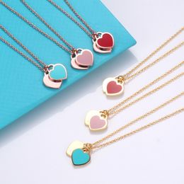 Collar de diseño Collar con colgante de doble corazón de cobre blanco: regalo de joyería de moda con diamantes de lujo para niñas, en forma de corazón, viene con caja.