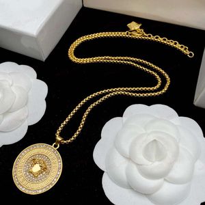 Designer ketting, met veel stijlen om uit te kiezen, hoogwaardig messing materiaal, klassieke gegraveerde portrethanger voor mannen en vrouwen ketting, hoge kwaliteit met doos