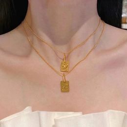 Collar de diseño con doce signos del zodíaco, collar con colgante cuadrado pequeño dorado para mujer, nicho de lujo ligero y cadena de clavícula de alta gama