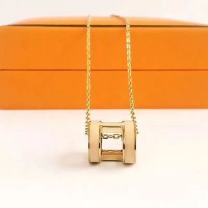 Collar de diseñador Mujer Collares de lujo clásico Collar colgante para mujeres Mujeres 18K Gold Cartas Costilería