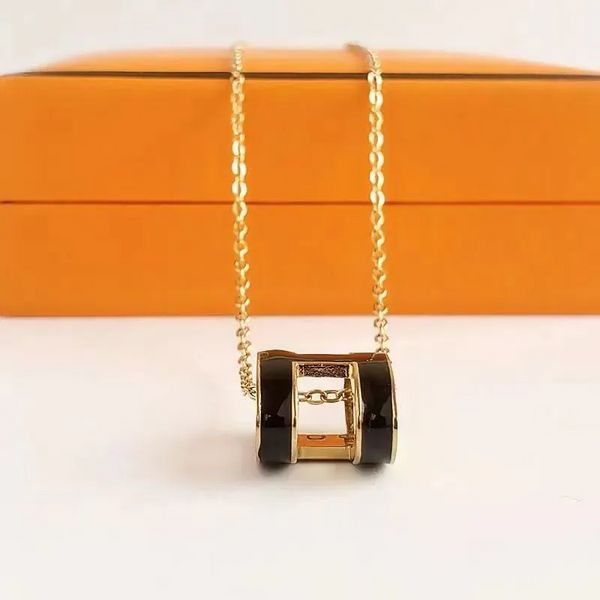 Collar de diseñador Mujer Collares de lujo clásico Collar colgante para mujeres Mujeres 18K Gold Cartas Costilería