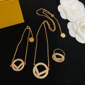 Designer Colliers Bracelets Boucles d'oreilles Marque de luxe Ensemble Bijoux Mode Dames Saint Valentin Cadeaux