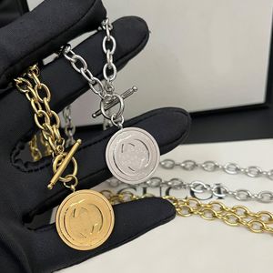 Colliers de créateurs Pendentif pas 18k Gold Silver en acier inoxydable Collier Chaîne Pendants pour hommes Femmes Bijoux de mariage Accessoires