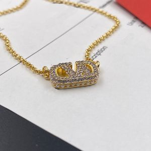 Colliers de créateurs Pendentif ras du cou avec timbre amour édition originale ne se fanent jamais 18 carats plaqué or cristal perle femmes chaîne en cuivre pour femmes bijoux