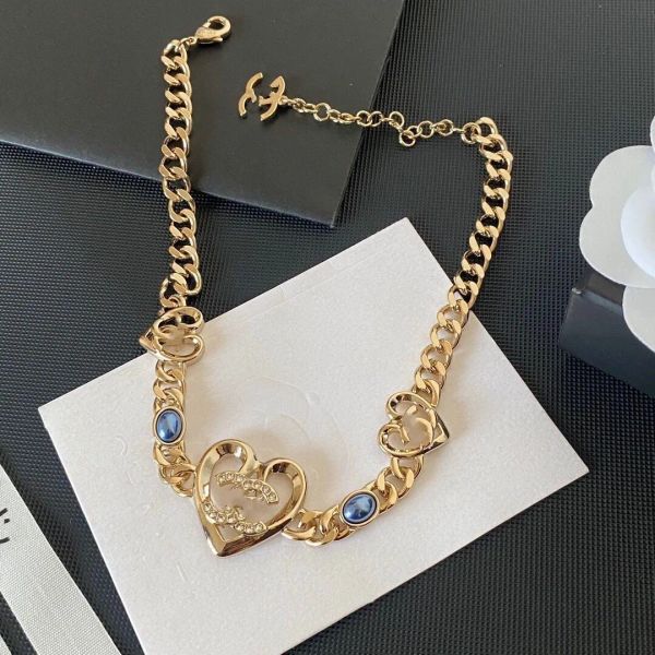 Colliers de créateurs Marque de luxe Diamods Lettres Ras du cou pour femmes Chaîne en or 18 carats Pendentif coeur en or Collier Mode Pull Chaînes Bijoux Cadeau Accessoires