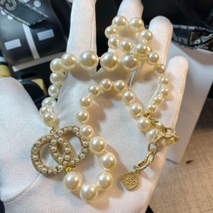 Colliers de créateurs Designers de luxe Collier classique Colliers de perles Pendentif Bijoux bracelact Couples Fête Cadeau de vacances bon